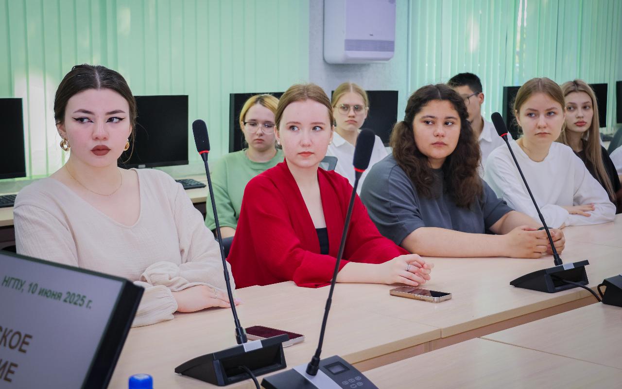 ФОТО к новости: История как основа гражданского самосознания: в НГПУ прошла встреча с протоиереем Борисом Пивоваровым в рамках проекта «Разговоры о важном»