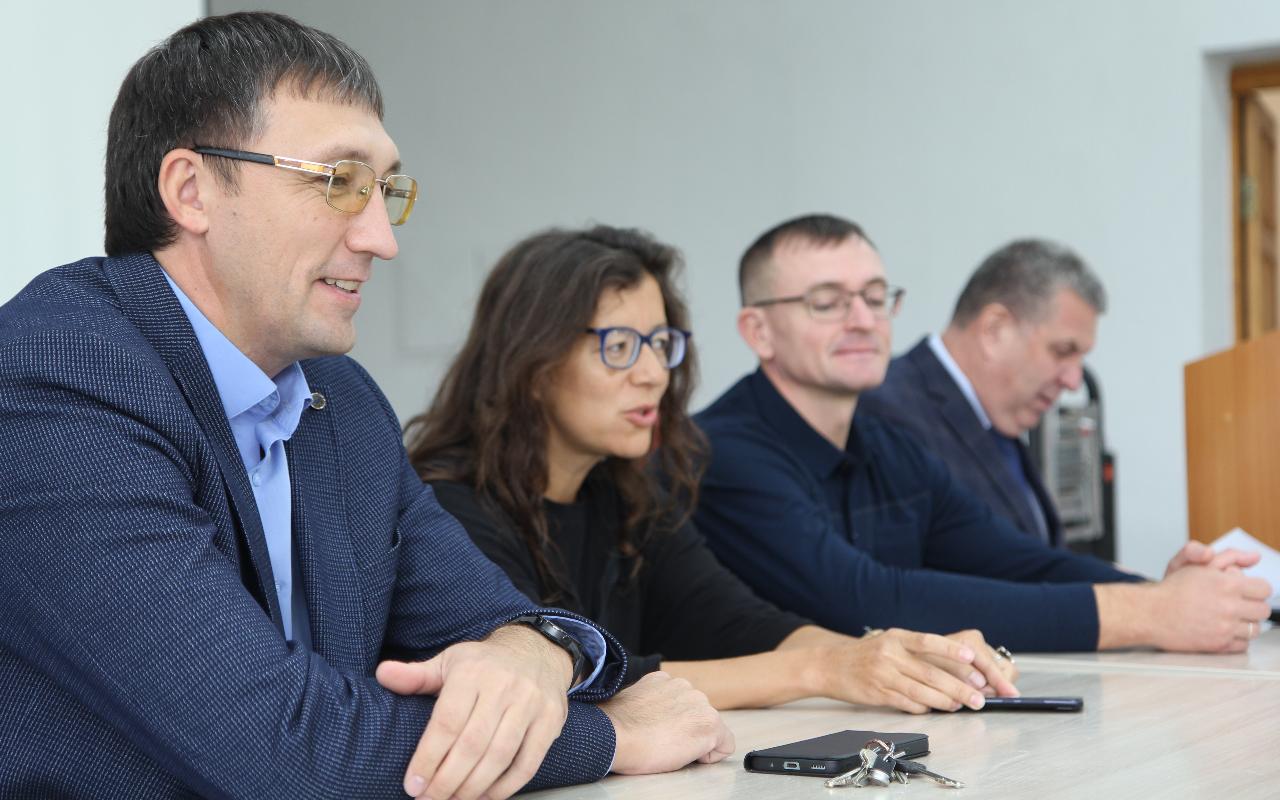 ФОТО к новости: В НГПУ для знакомства с самбо приехали студенты из Китая 