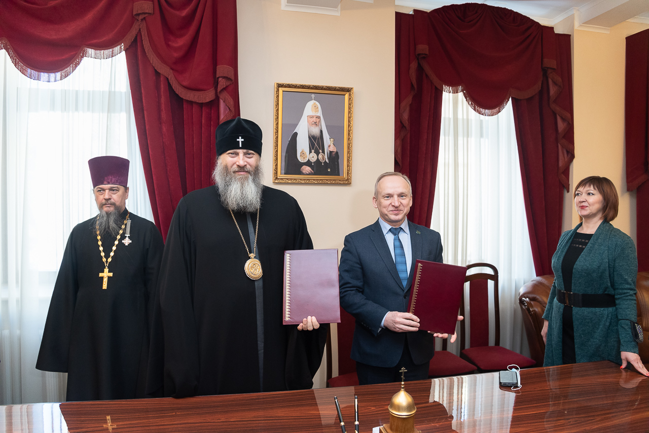 ФОТО к новости: Между НГПУ и Новосибирской епархией подписано соглашение о сотрудничестве