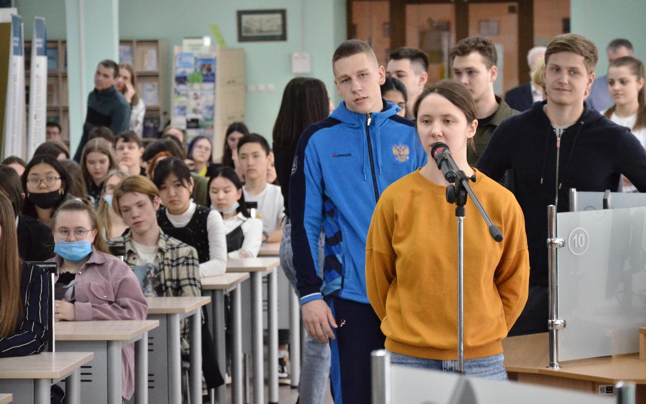ФОТО к новости: Александр Карелин на встрече со студентами НГПУ