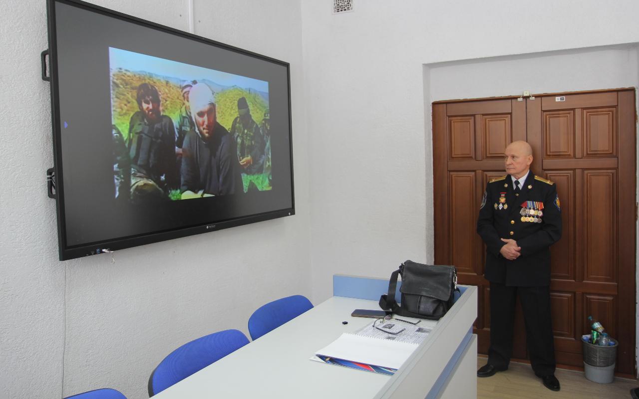 ФОТО к новости: «Не стойте на месте и двигайтесь к цели»: ветеран ФСБ встретился со студентами НГПУ