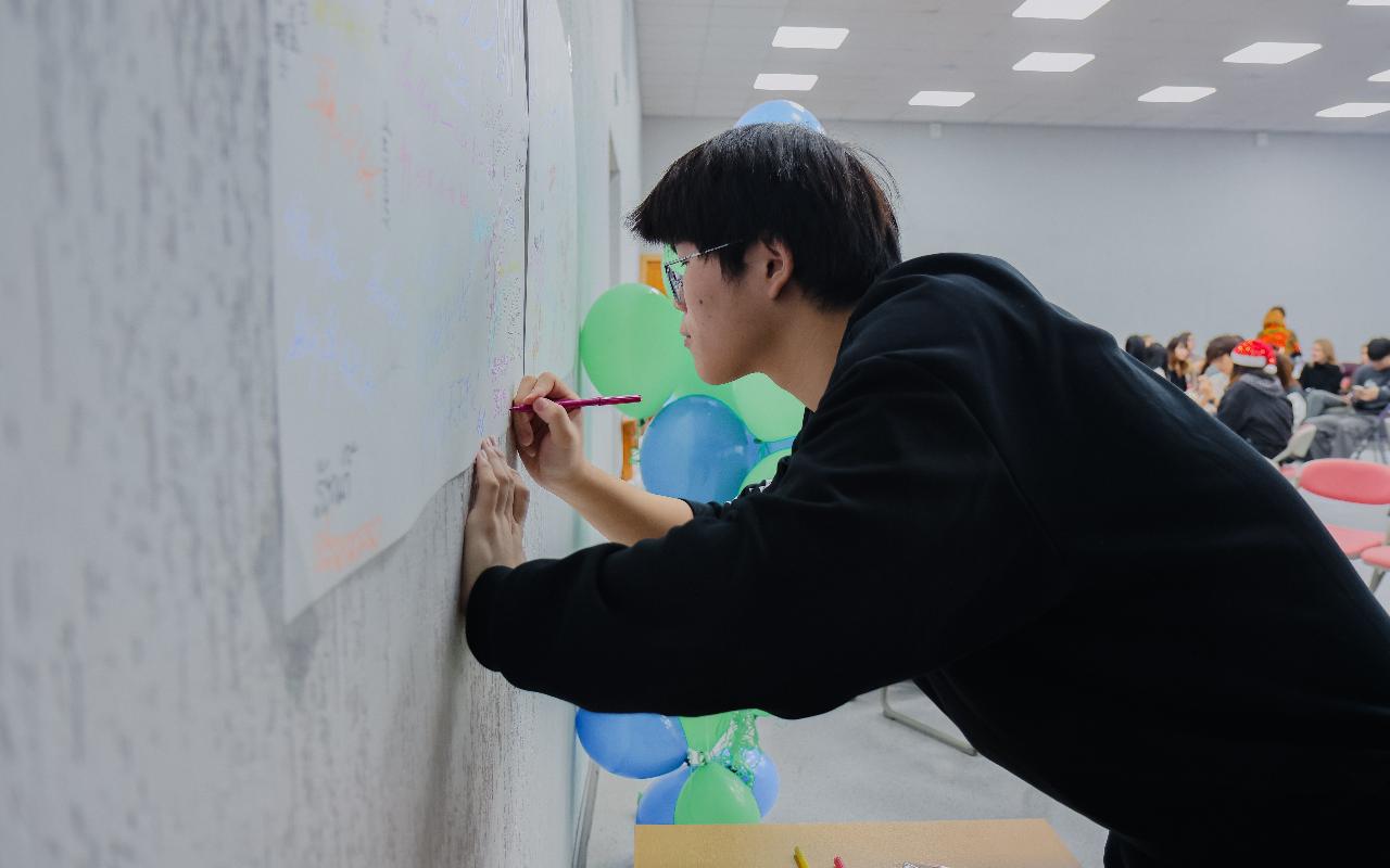 ФОТО к новости: Новый год без границ: как иностранные студенты ИФиМ НГПУ знакомились с русскими традициями