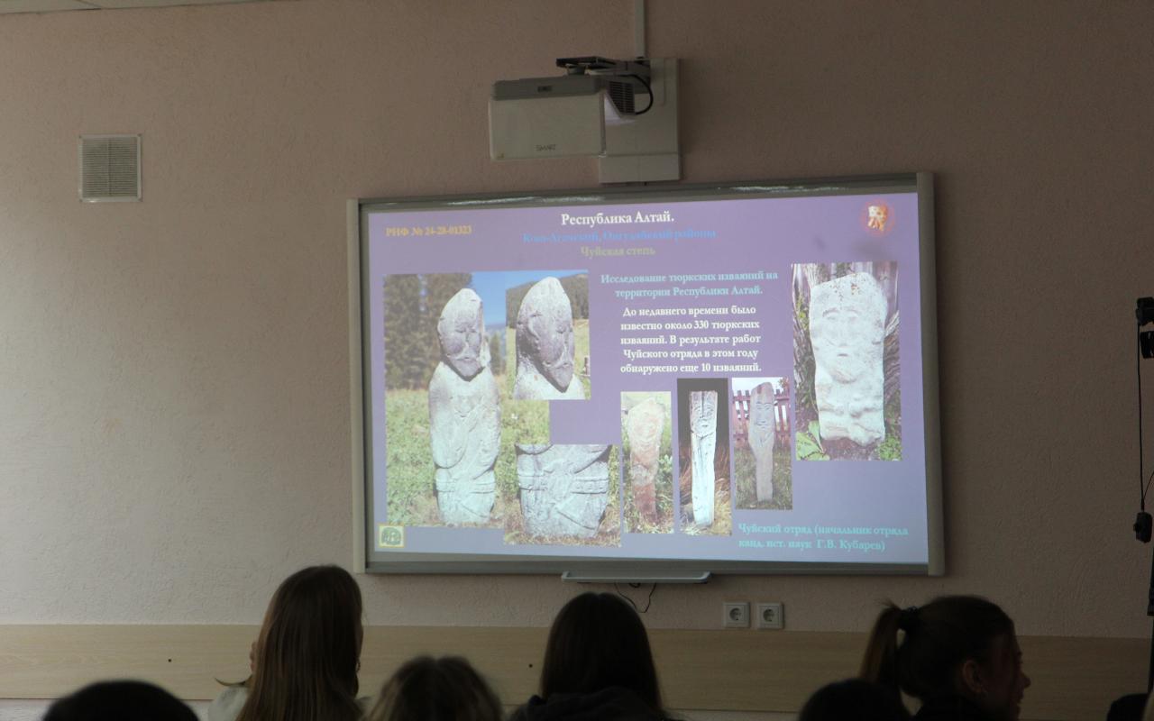 ФОТО к новости: Наскальные рисунки и «курганы с усами»: академик РАН рассказал студентам НГПУ о главных археологических находках сезона