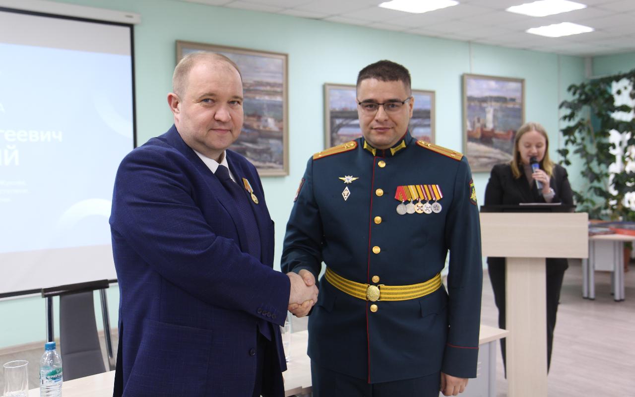 ФОТО к новости: Урок мужества, честности и нравственности: и.о. ректора, преподаватели и студенты НГПУ встретились с директором школы – участником СВО