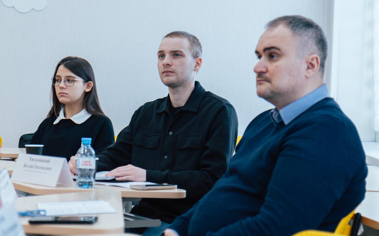 ФОТО к новости: Говорить честно и по делу: в НГПУ обсудили, каким бывает современное родительство
