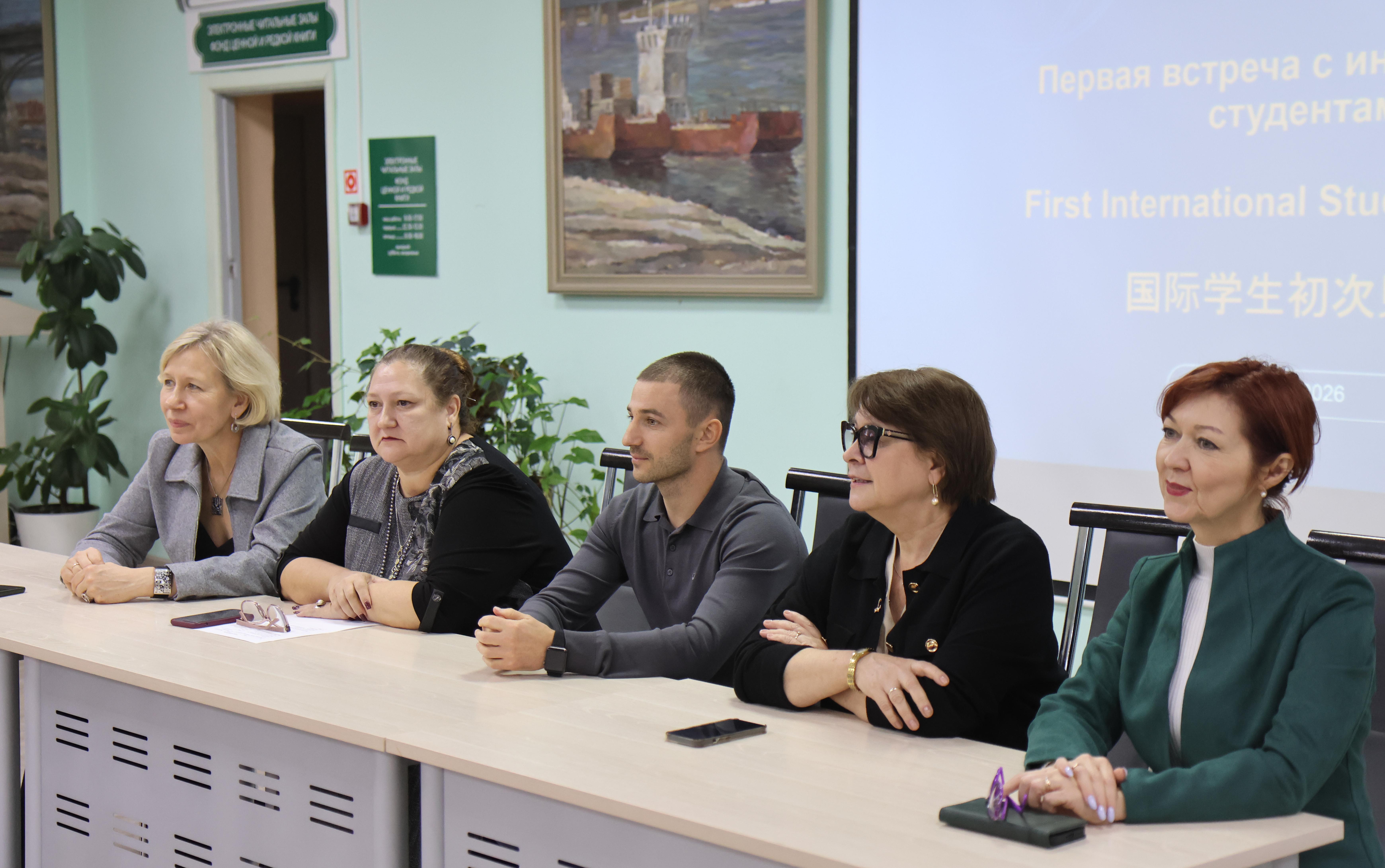 ФОТО к новости: Теплая встреча с иностранными студентами НГПУ
