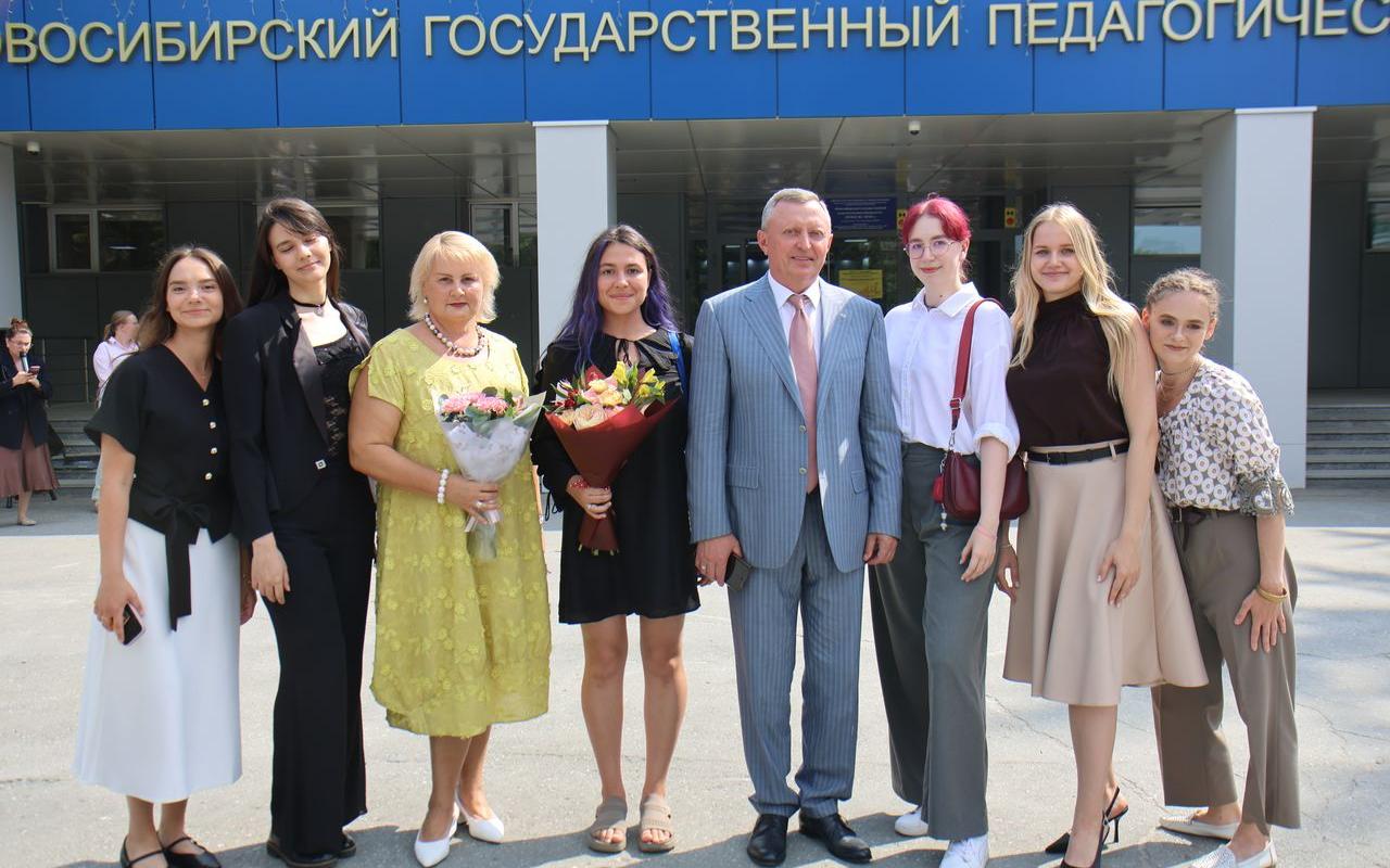 ФОТО к новости: Каждый третий выпускник-2026 закончил НГПУ с отличием