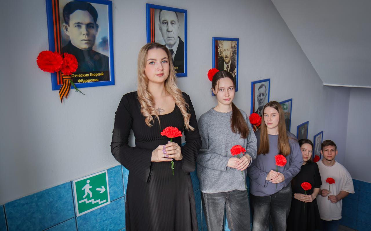 ФОТО к новости: В ИМиСК НГПУ открылась «Аллея Памяти», посвящённая 80-летию Победы