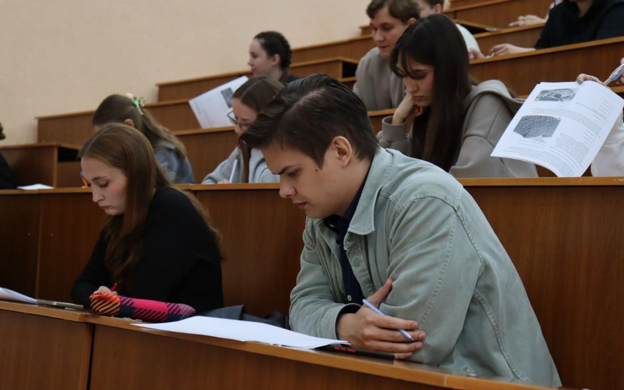 Наука без границ: в НГПУ прошёл Всероссийский химический диктант
