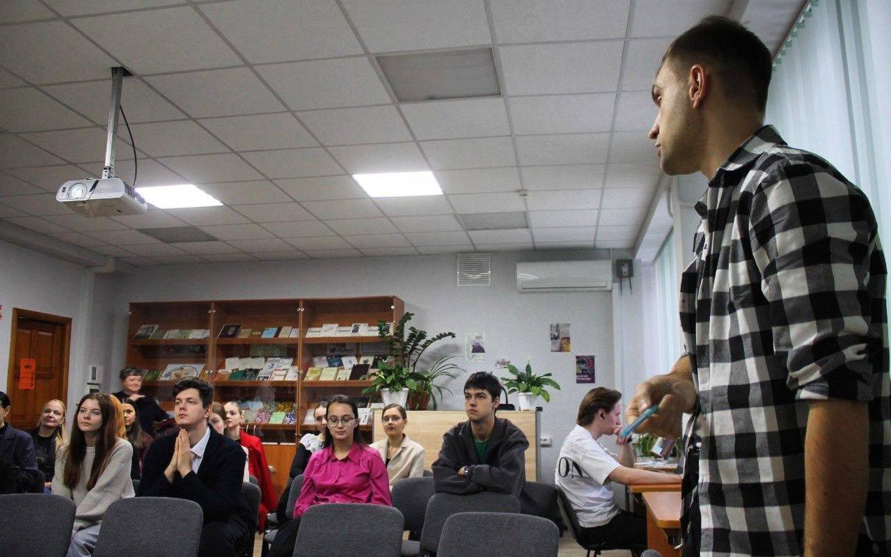 Дневник ПедСибири. Поэтический конкурс «ИСТИНА» в ИФиМ: студенты проверили, способен ли искусственный интеллект заменить живое слово