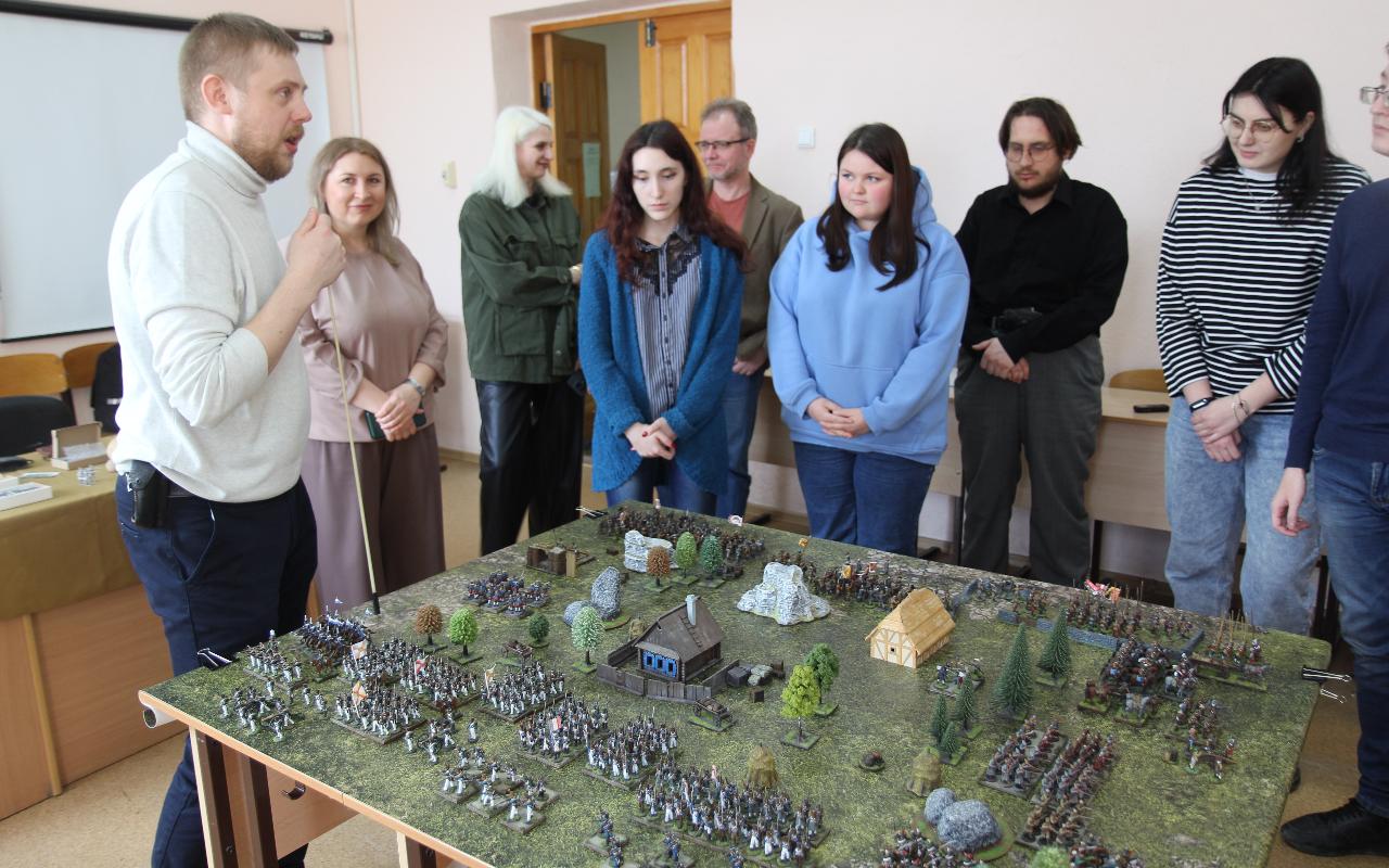 ФОТО к новости: Викинги, стрельцы, гусары: в НГПУ состоялась выставка военно-исторической миниатюры из коллекции выпускника ИИГСО