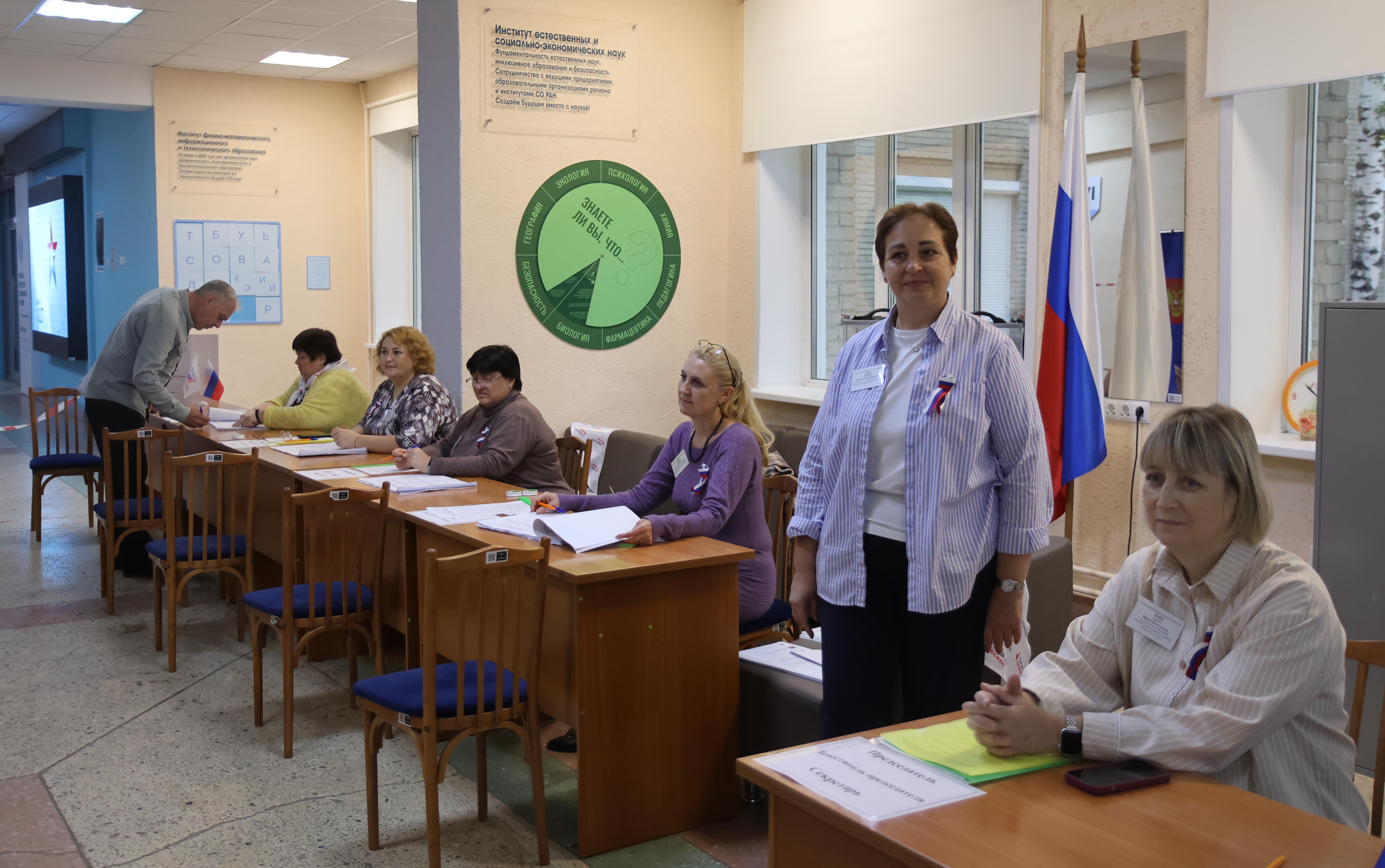 ФОТО к новости: Ректор НГПУ Сергей Александрович Нелюбов проголосовал через систему ДЭГ