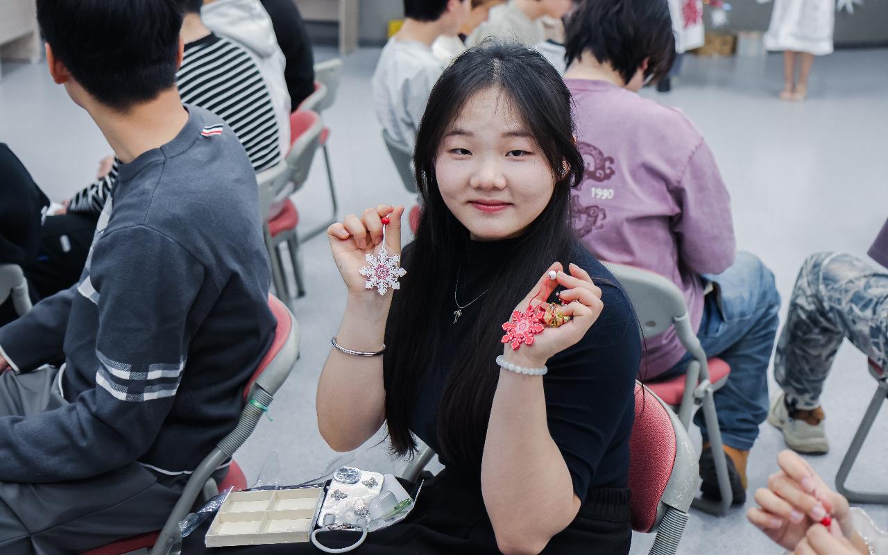 ФОТО к новости: Новый год без границ: как иностранные студенты ИФиМ НГПУ знакомились с русскими традициями