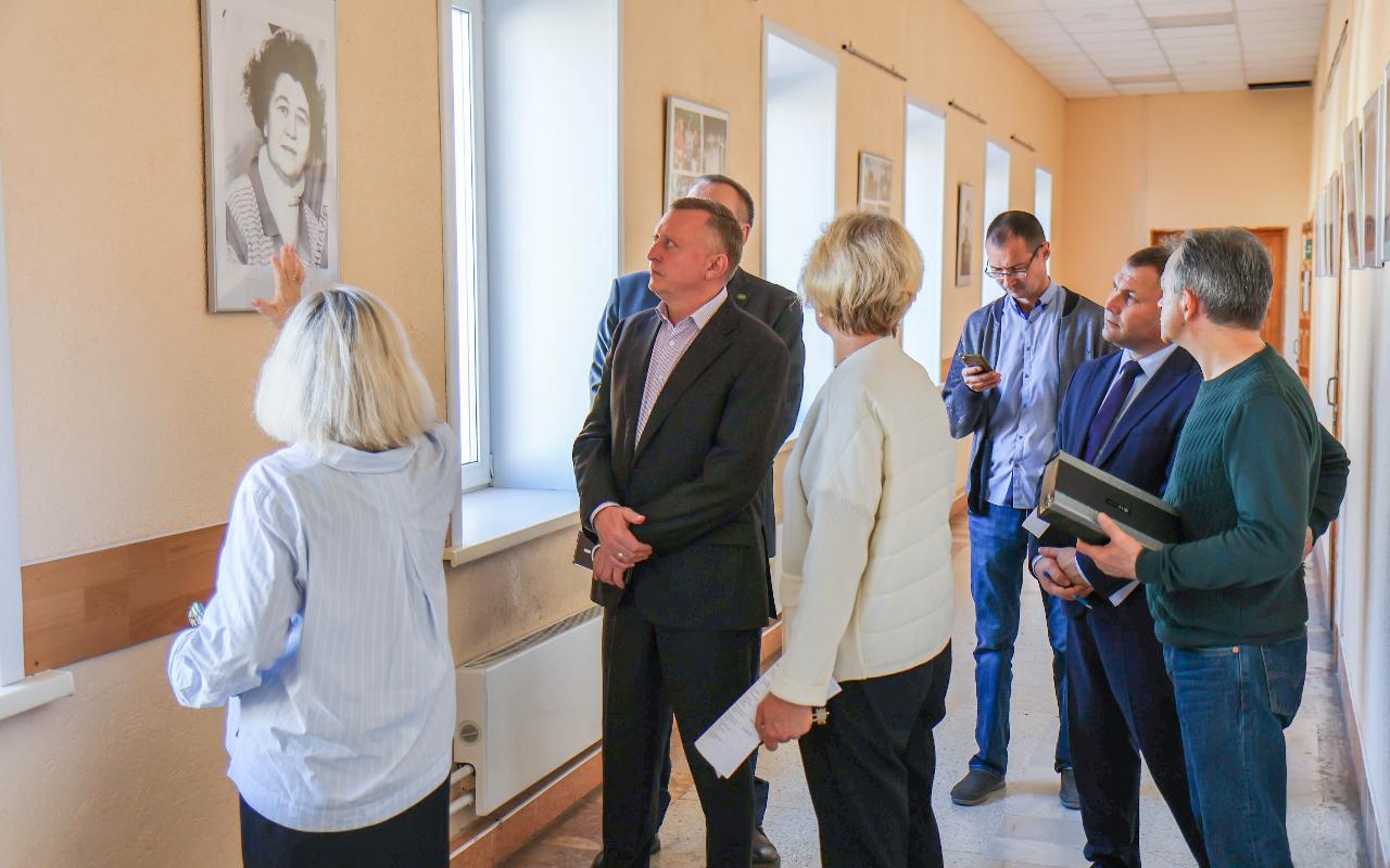 ФОТО к новости: В школе каждый день не похож на предыдущий: и. о. ректора НГПУ Сергей Нелюбов пообщался с будущими историками