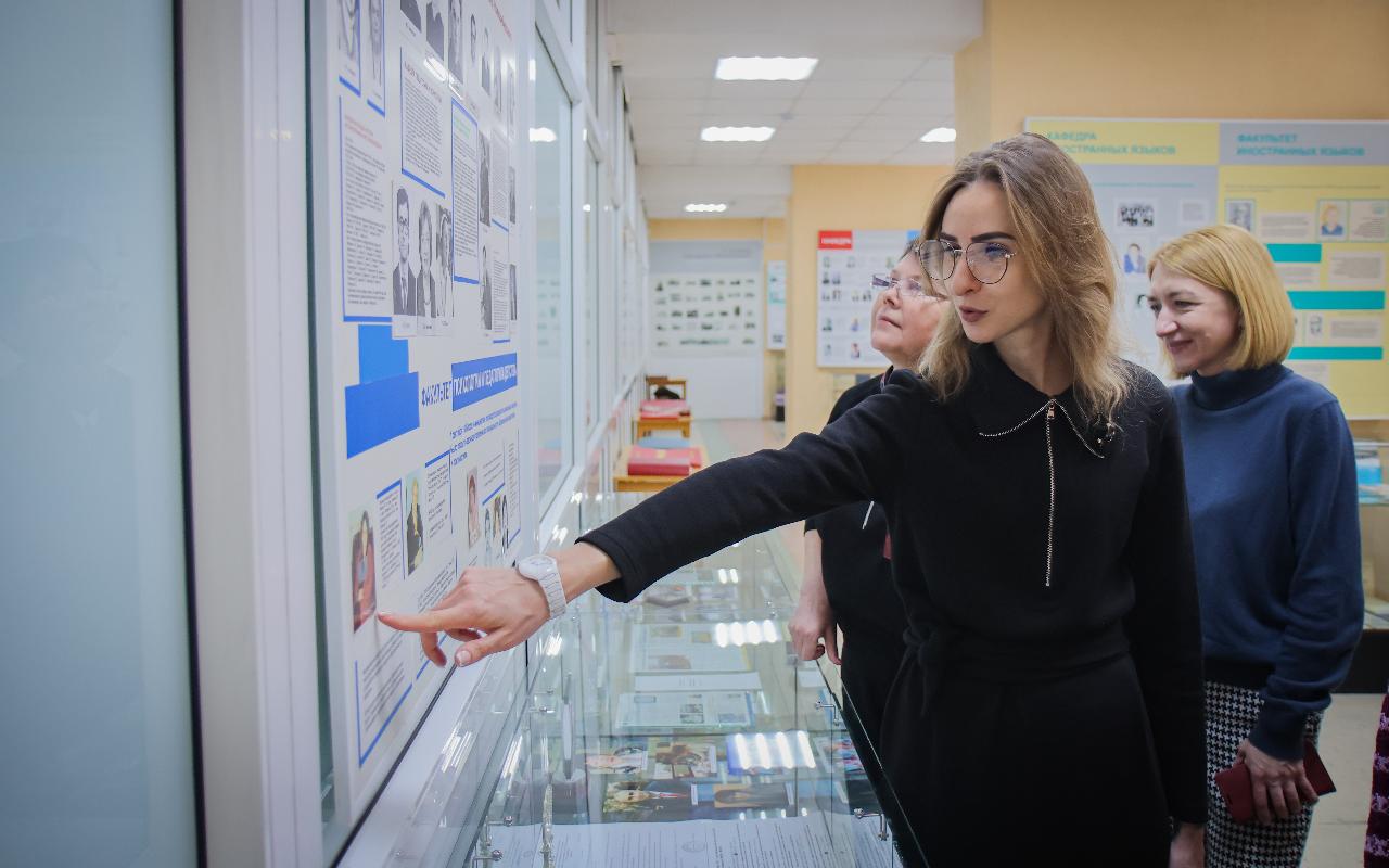 ФОТО к новости: В многопрофильном музее НГПУ открылась выставка «Все мы родом из детства»