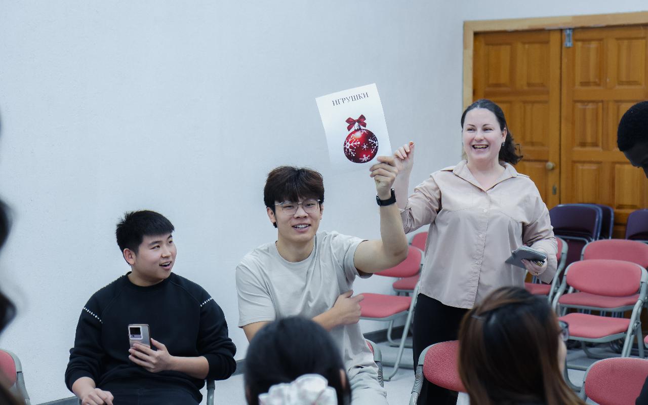 ФОТО к новости: Новый год без границ: как иностранные студенты ИФиМ НГПУ знакомились с русскими традициями