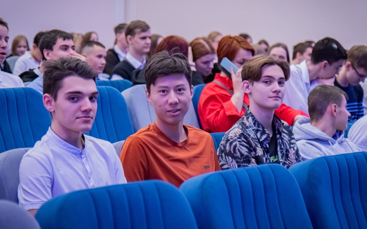 ФОТО к новости: Профориентация через практику и вдохновение: НГПУ провёл выездное мероприятие для школьников Новосибирского района