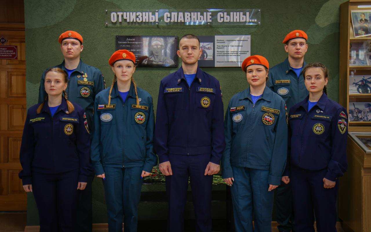 ФОТО к новости: В НГПУ почтили память героев: возложение цветов и урок мужества в День Героев Отечества