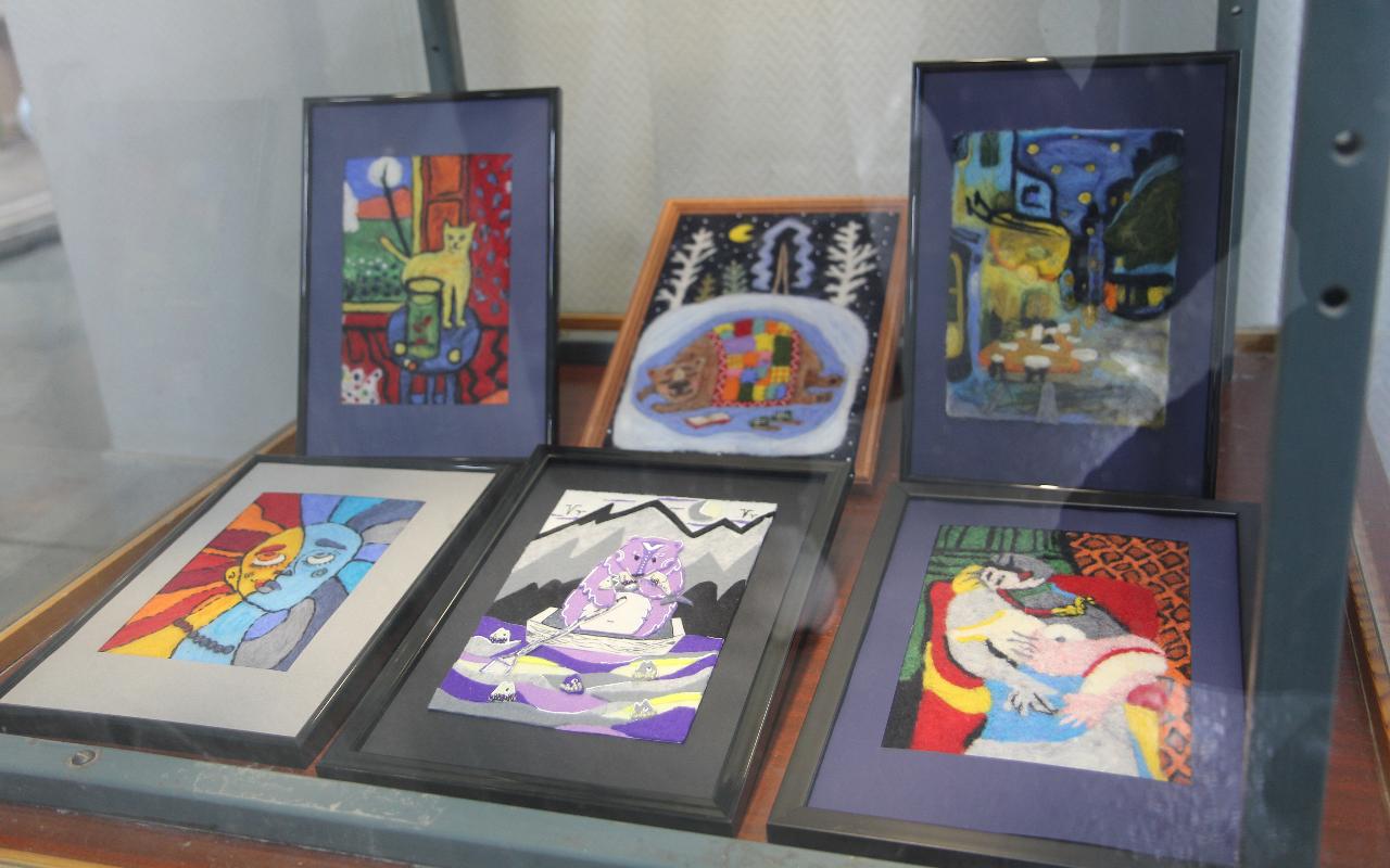 ФОТО к новости: Языком пэчворка и папье-маше: кафедра декоративно-прикладного искусства НГПУ проводит новую выставку