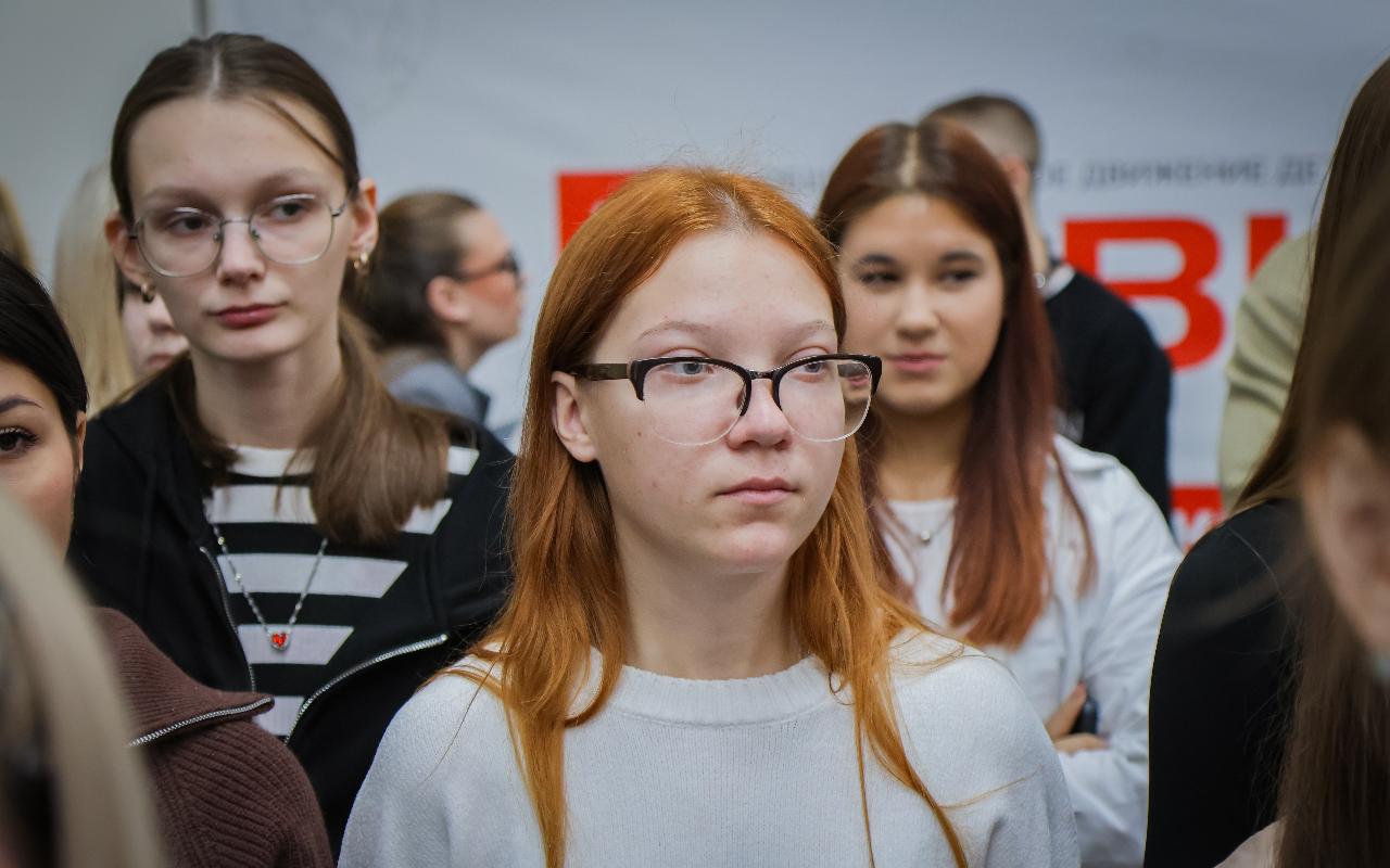ФОТО к новости: В НГПУ состоялось торжественное поднятие флага Российской Федерации
