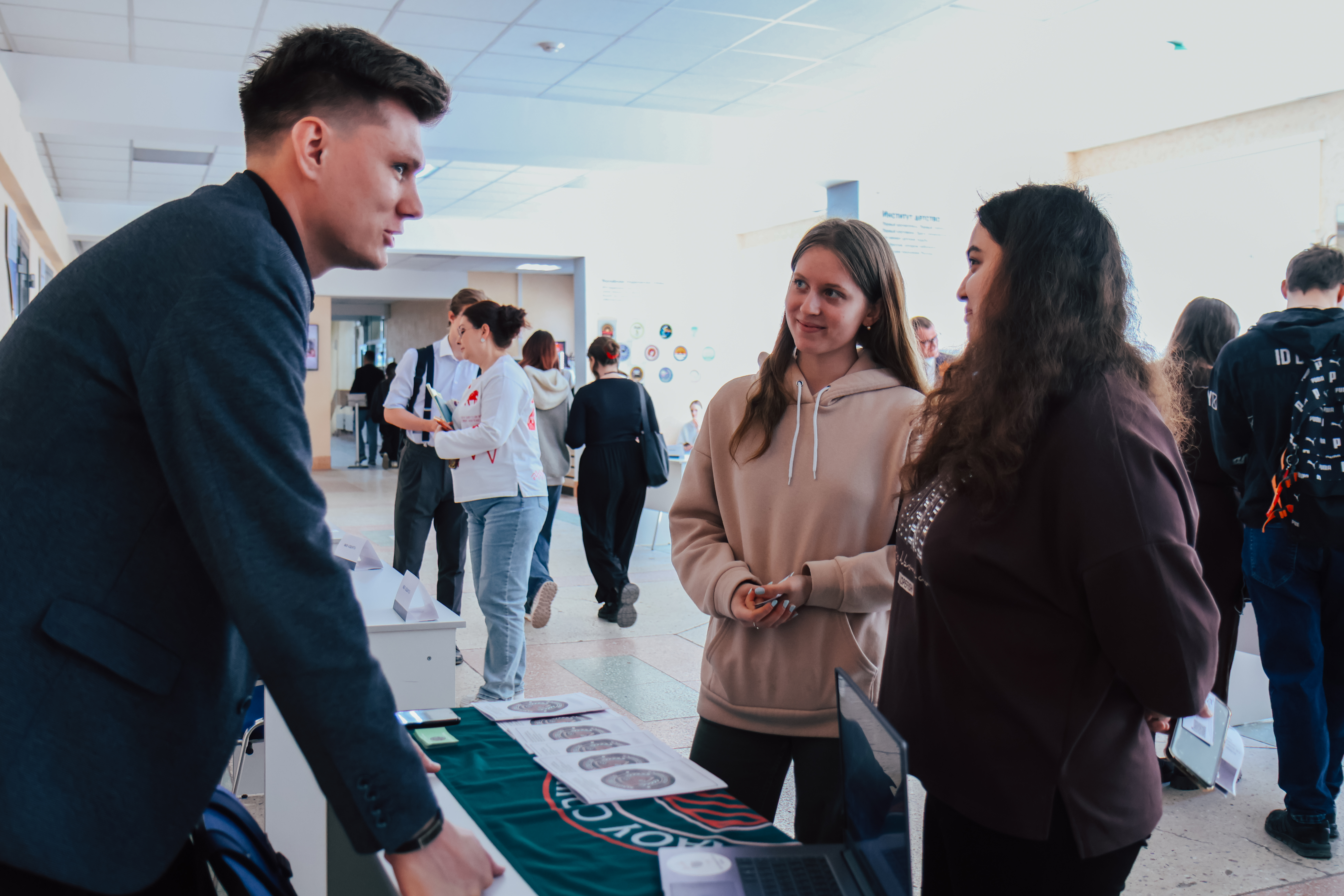 ФОТО к новости: Работодатели и будущие учителя встретились в НГПУ на Дне работодателя