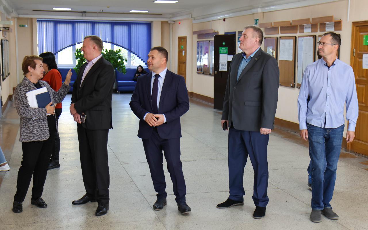 ФОТО к новости: В школе каждый день не похож на предыдущий: и. о. ректора НГПУ Сергей Нелюбов пообщался с будущими историками