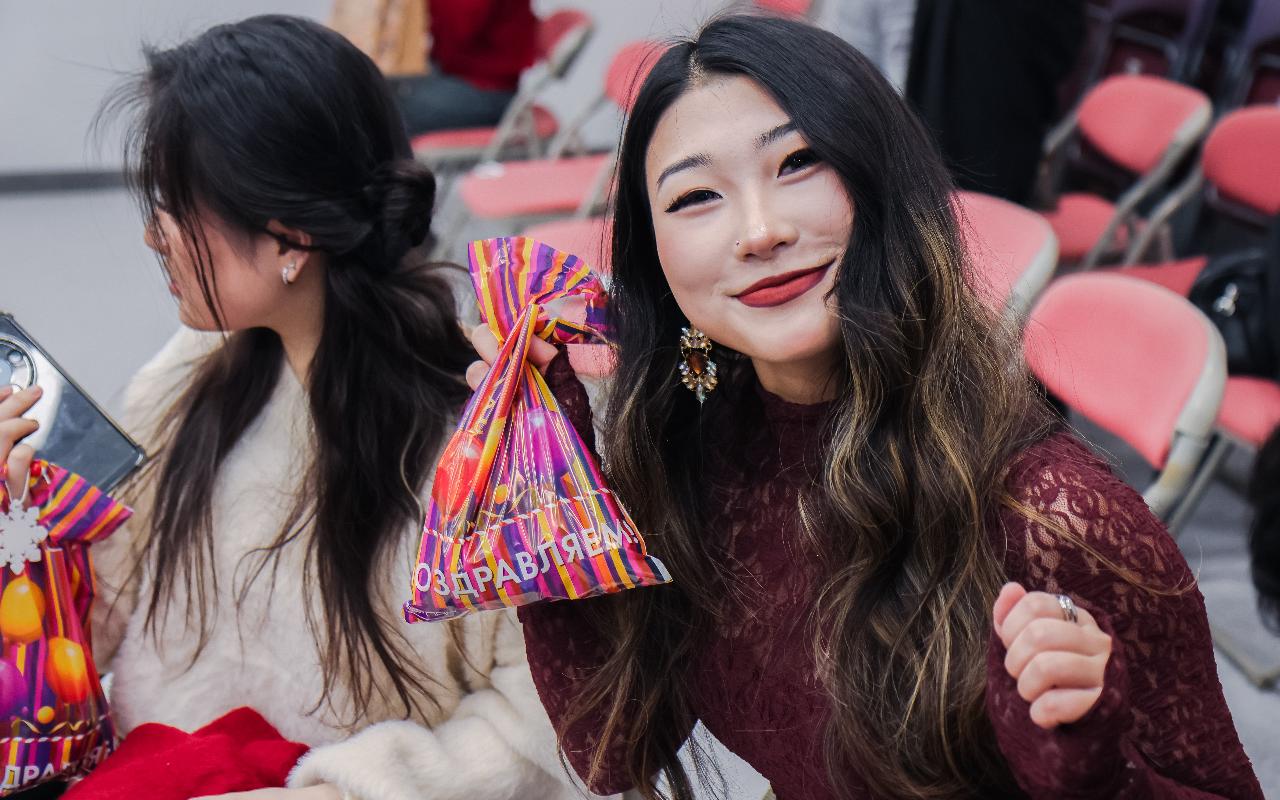 ФОТО к новости: Новый год без границ: как иностранные студенты ИФиМ НГПУ знакомились с русскими традициями