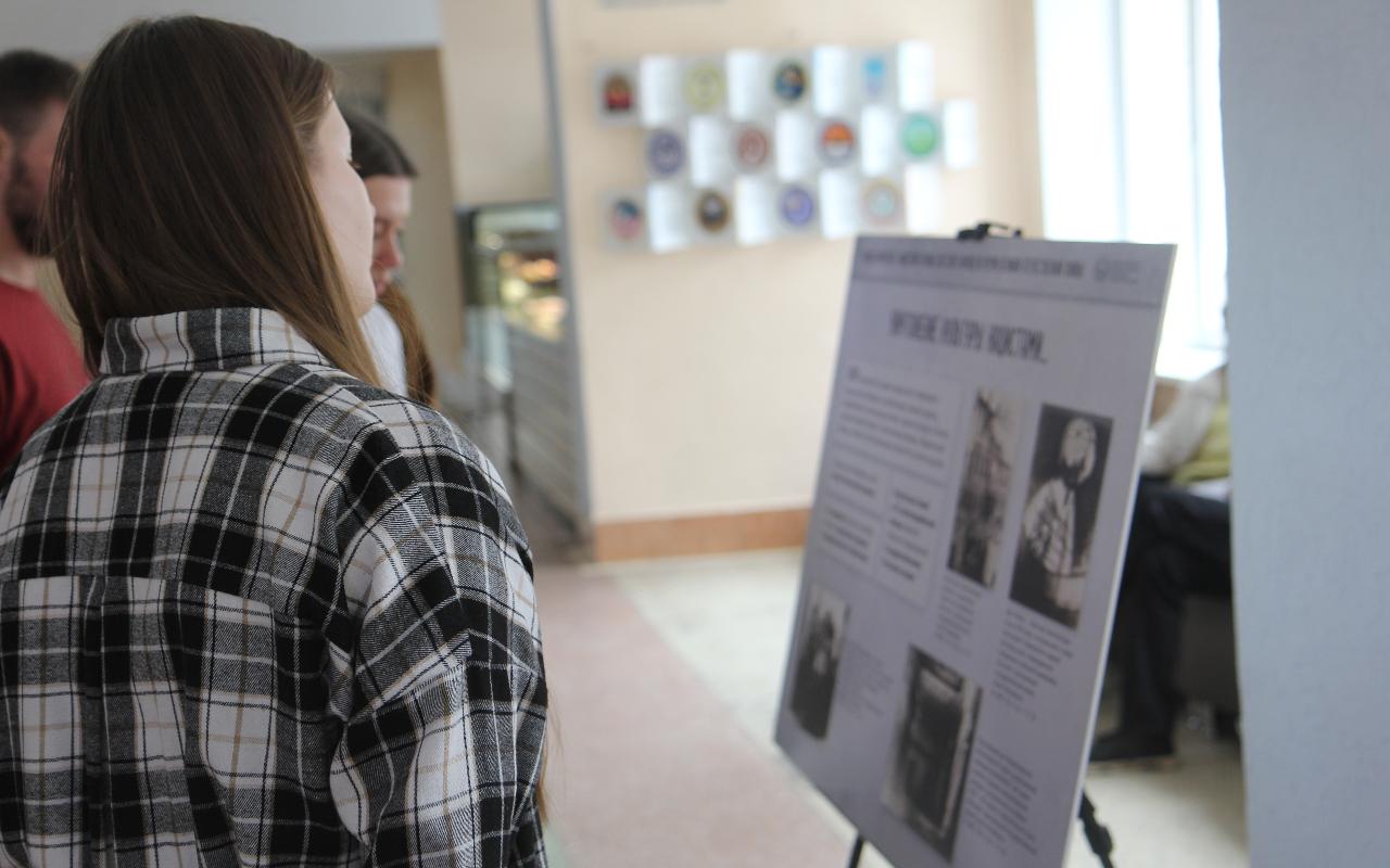 ФОТО к новости: Помнить, чтобы не допустить повторения: в НГПУ открылась выставка, посвященная блокаде Ленинграда