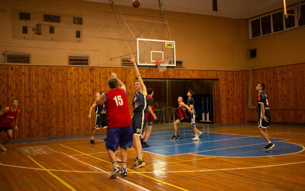ФОТО к новости: Баскетбол в НГПУ: игра поколений