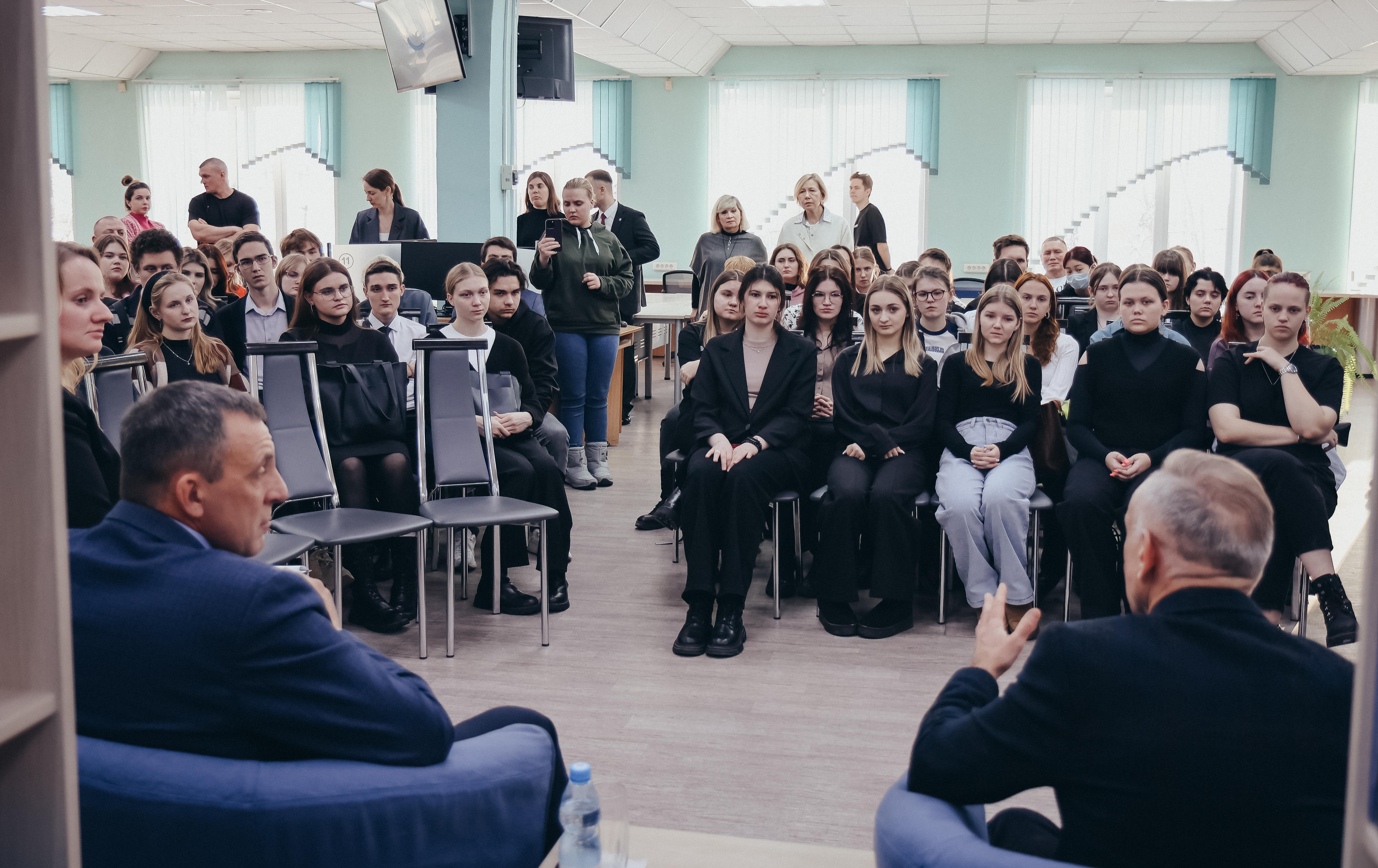 ФОТО к новости: «Время героев»: в НГПУ обсудили, что вдохновляет человека на подвиг