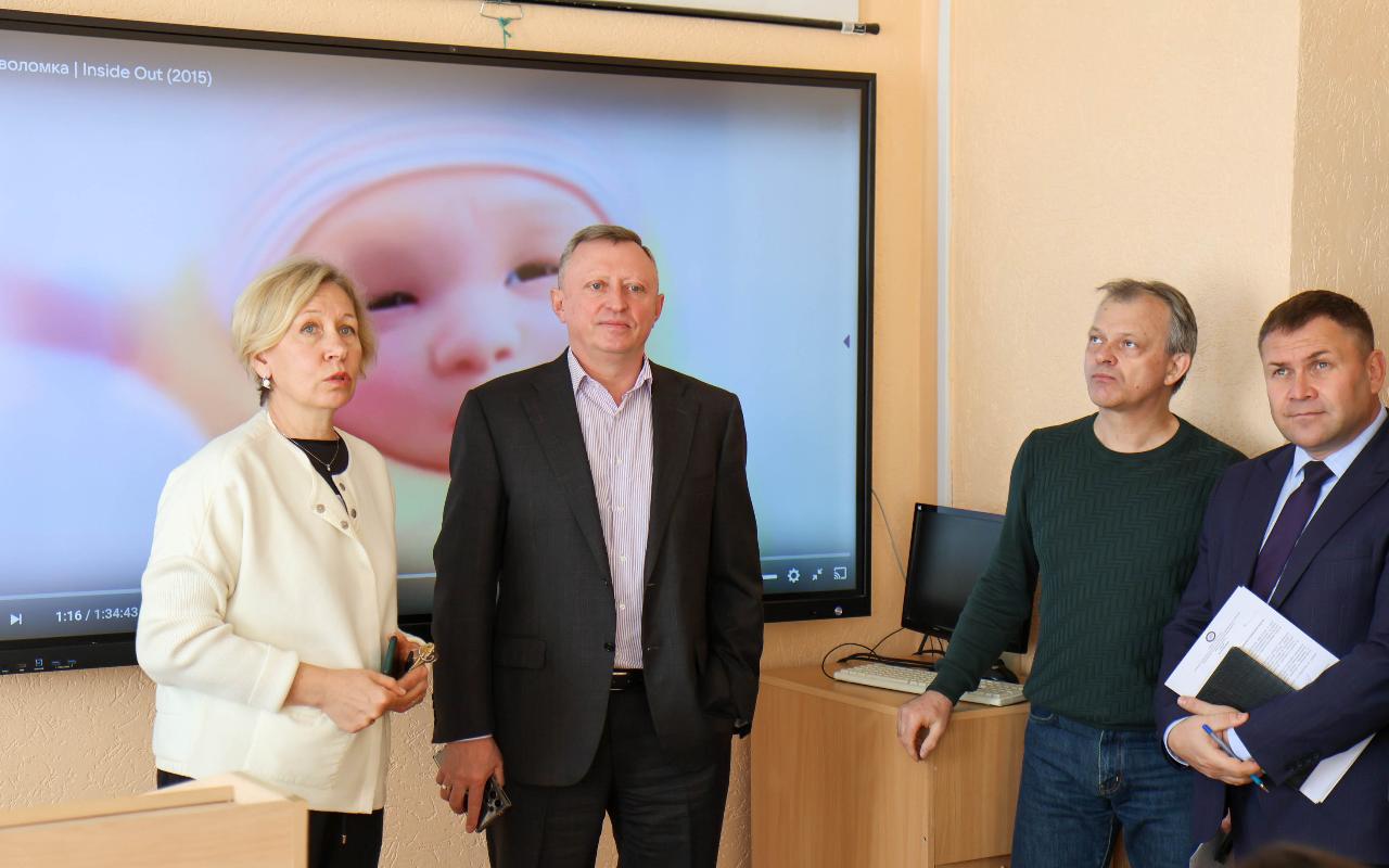 ФОТО к новости: В школе каждый день не похож на предыдущий: и. о. ректора НГПУ Сергей Нелюбов пообщался с будущими историками