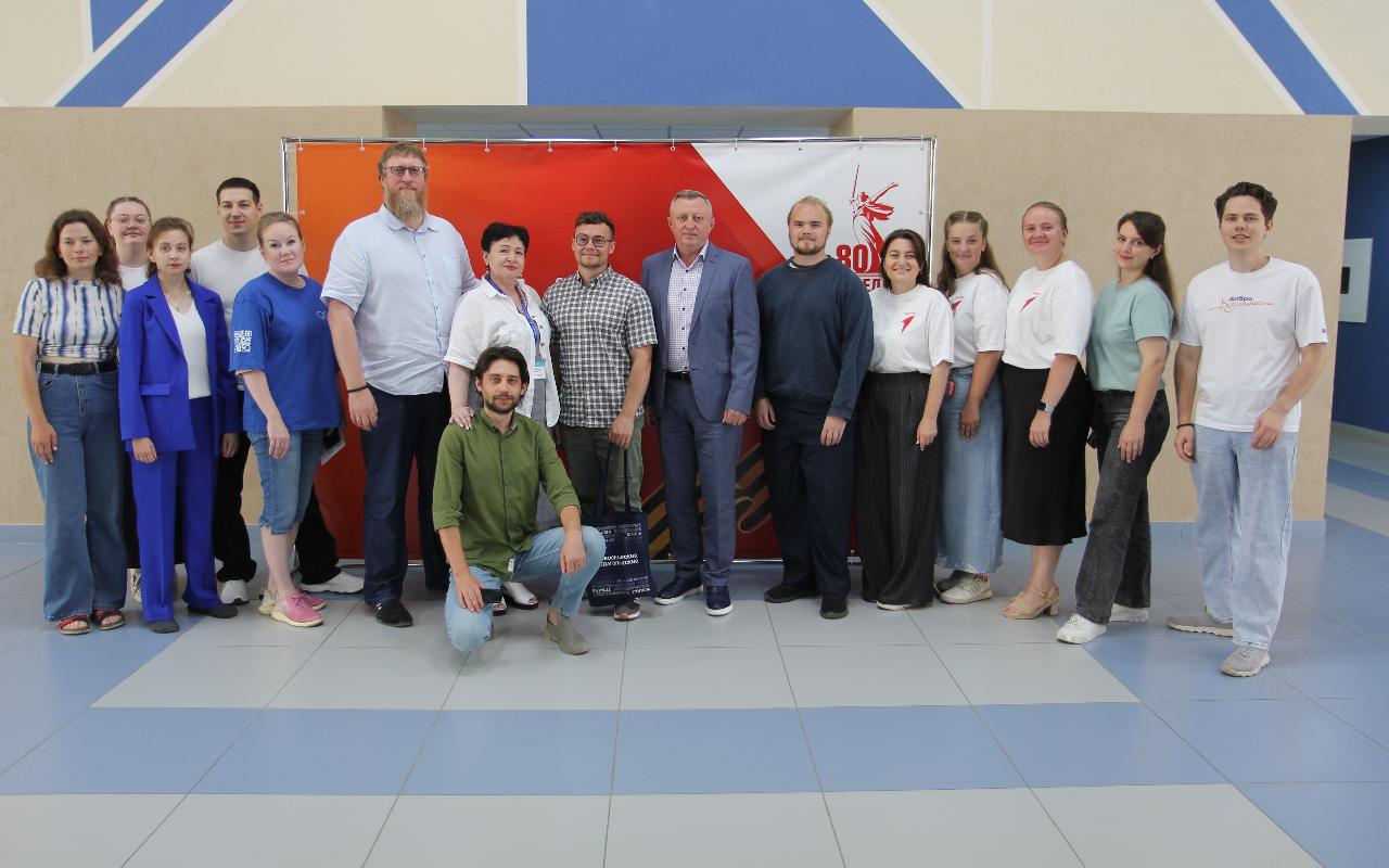 ФОТО к новости: «Учитель года-2024», закончивший НГПУ, будет преподавать физику в классах «Росатома» и напишет задачник на стыке предметного содержания и краеведческого компонента