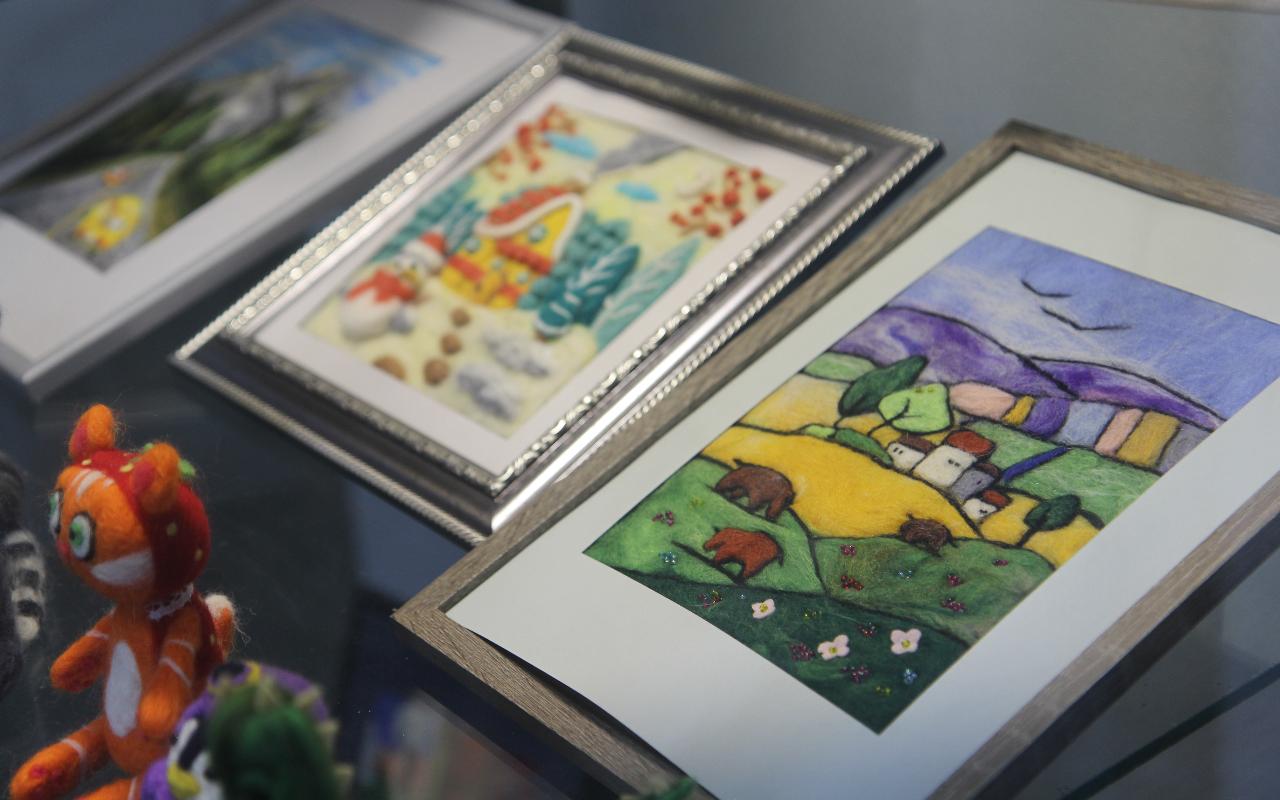 ФОТО к новости: Языком пэчворка и папье-маше: кафедра декоративно-прикладного искусства НГПУ проводит новую выставку