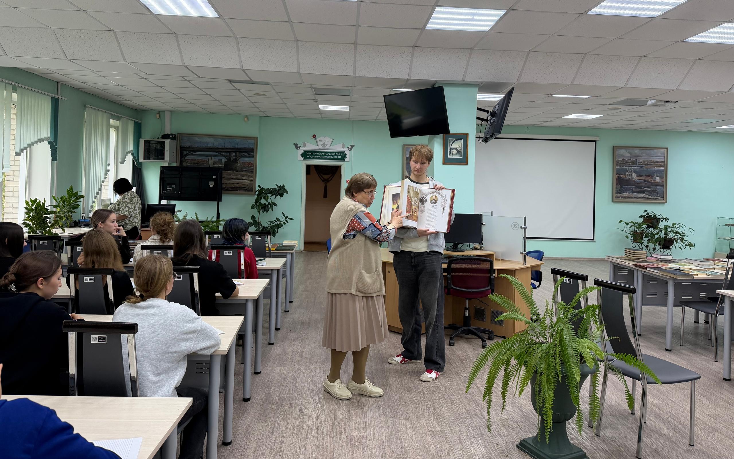 ФОТО к новости: «Древняя Русь: история и культура»: познавательная беседа раскрыла книжные сокровища библиотеки