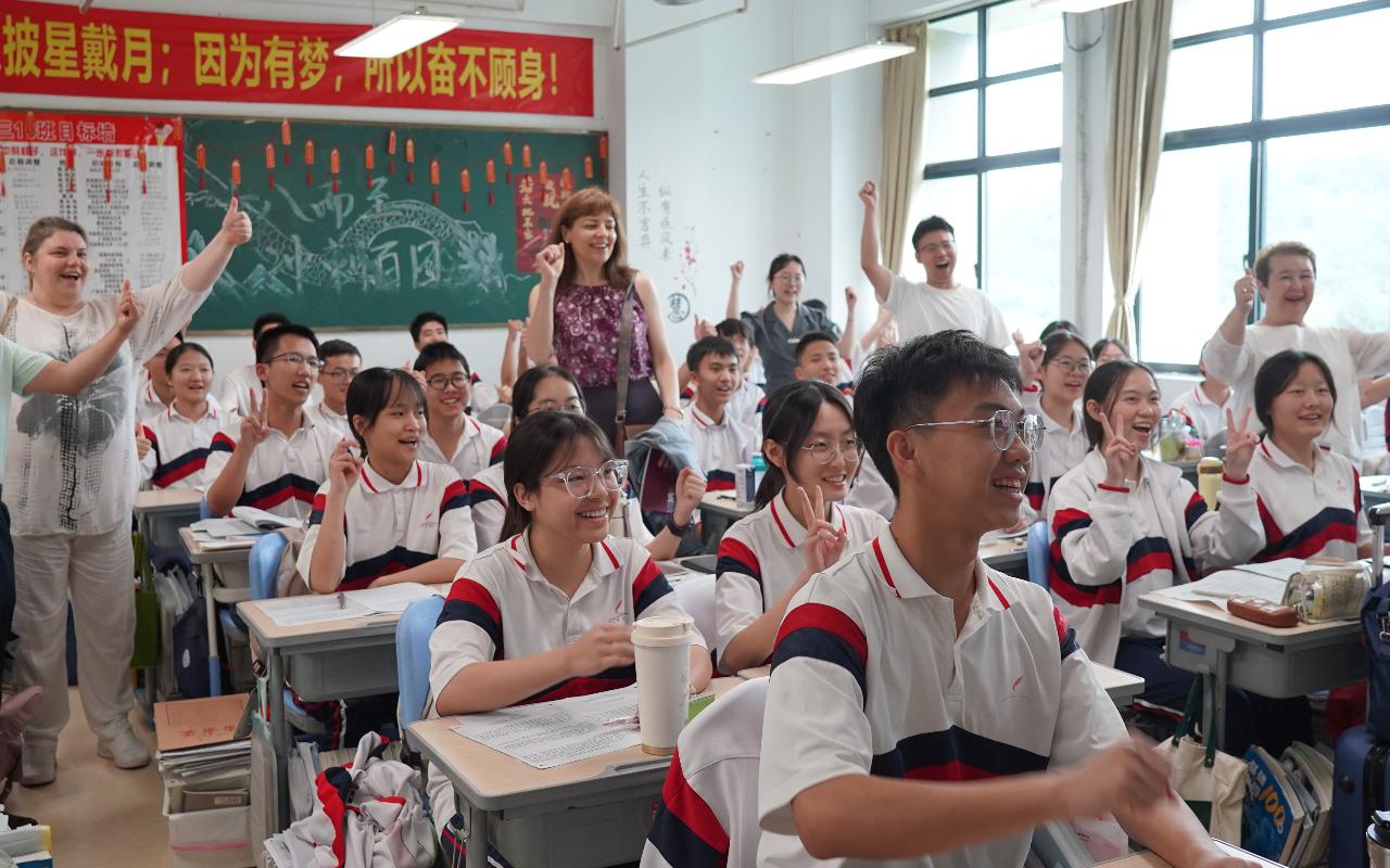 ФОТО к новости: Поддержка будущих поступающих: делегация НГПУ посетила школу иностранных языков в Китае в преддверии гаокао