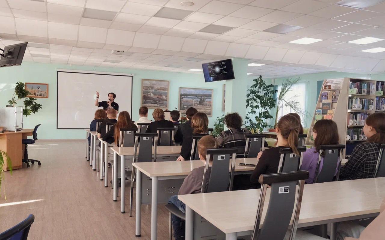 ФОТО к новости: «Чем меньше мифов, тем лучше качество жизни»: в НГПУ рассеяли заблуждения о космосе 