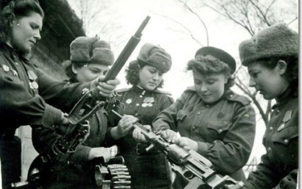 ФОТО к новости: От «кавалерист-девицы» до ночных ведьм: кем были женщины-защитницы Отечества