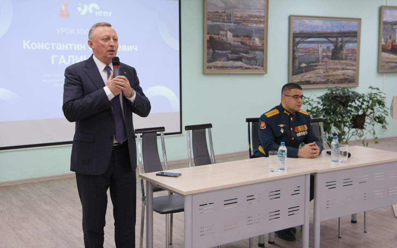 ФОТО к новости: Урок мужества, честности и нравственности: и.о. ректора, преподаватели и студенты НГПУ встретились с директором школы – участником СВО