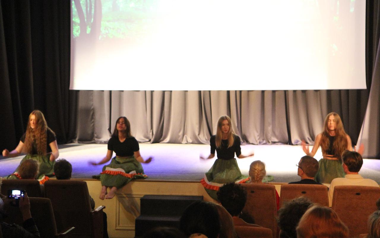 ФОТО к новости: Как оживить «Девочку с персиками»: студенты НГПУ поставили театрализованную программу в художественном музее