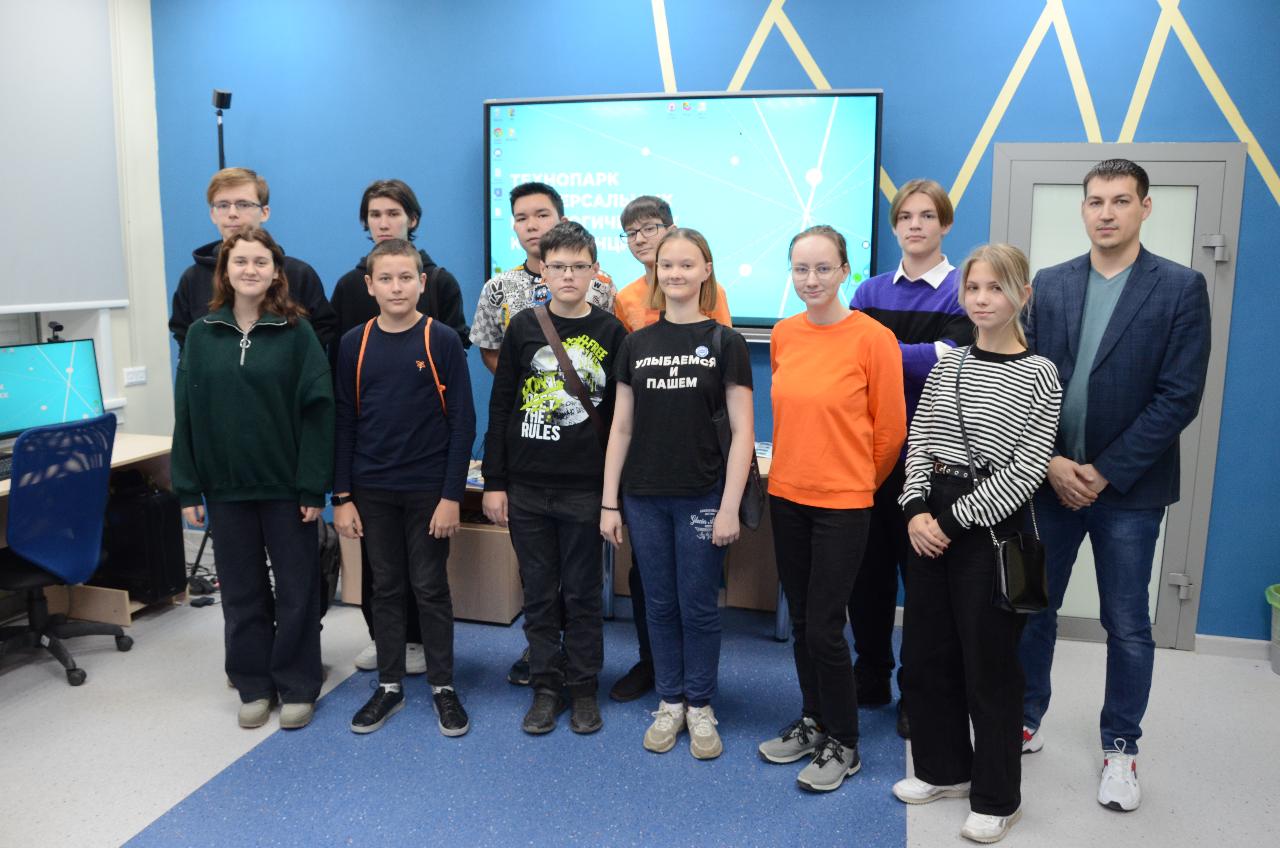 ФОТО к новости: В технопарке НГПУ продолжаются интенсивные образовательные семинары по подготовке к всероссийскому чемпионату по виртуальной робототехнике «Юный Кулибин»