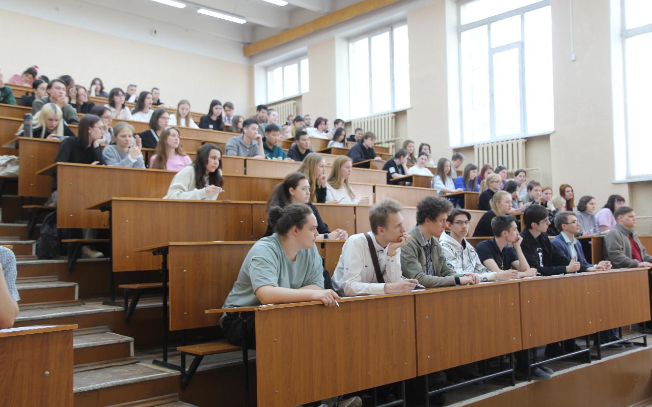 ФОТО к новости: О фронте, тыле и культуре: студенты НГПУ написали Диктант Победы