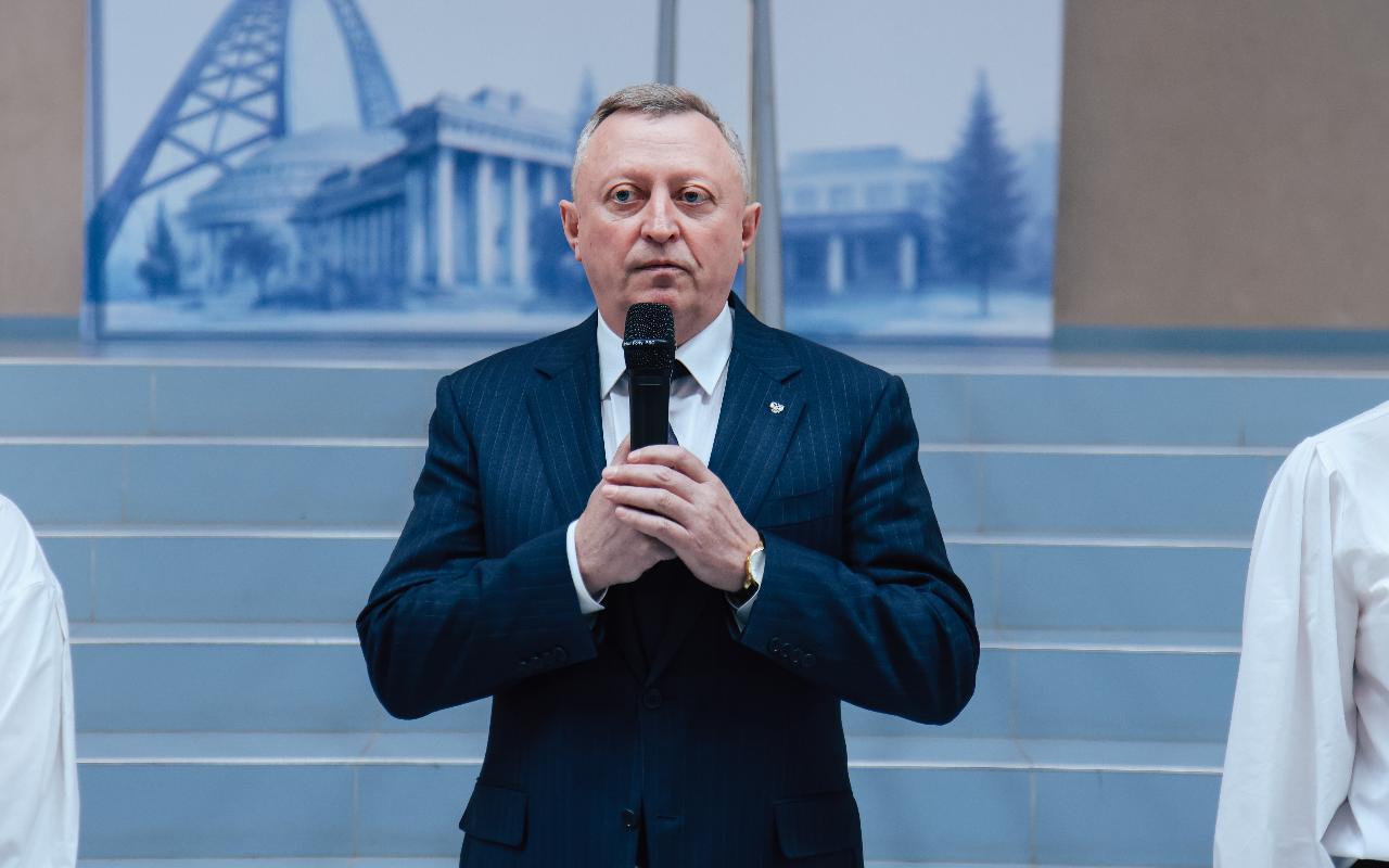 ФОТО к новости: В НГПУ торжественно подняли Государственный флаг Российской Федерации в День российского студенчества
