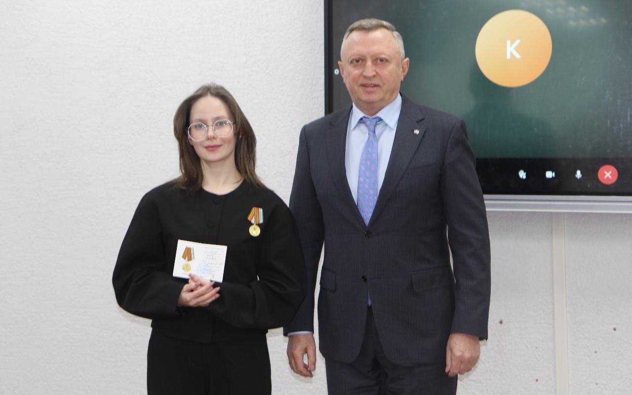 ФОТО к новости: Благодарственное письмо министра и три медали: и.о. ректора НГПУ вручил награды студентам