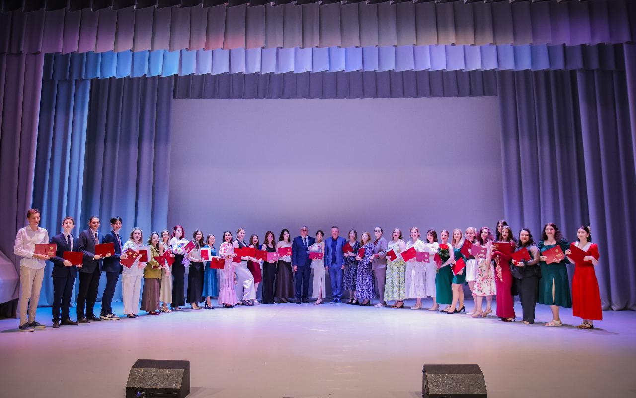 ФОТО к новости: «Вы — будущее России»: в НГПУ состоялось вручение дипломов выпускникам Института истории, гуманитарного и социального образования