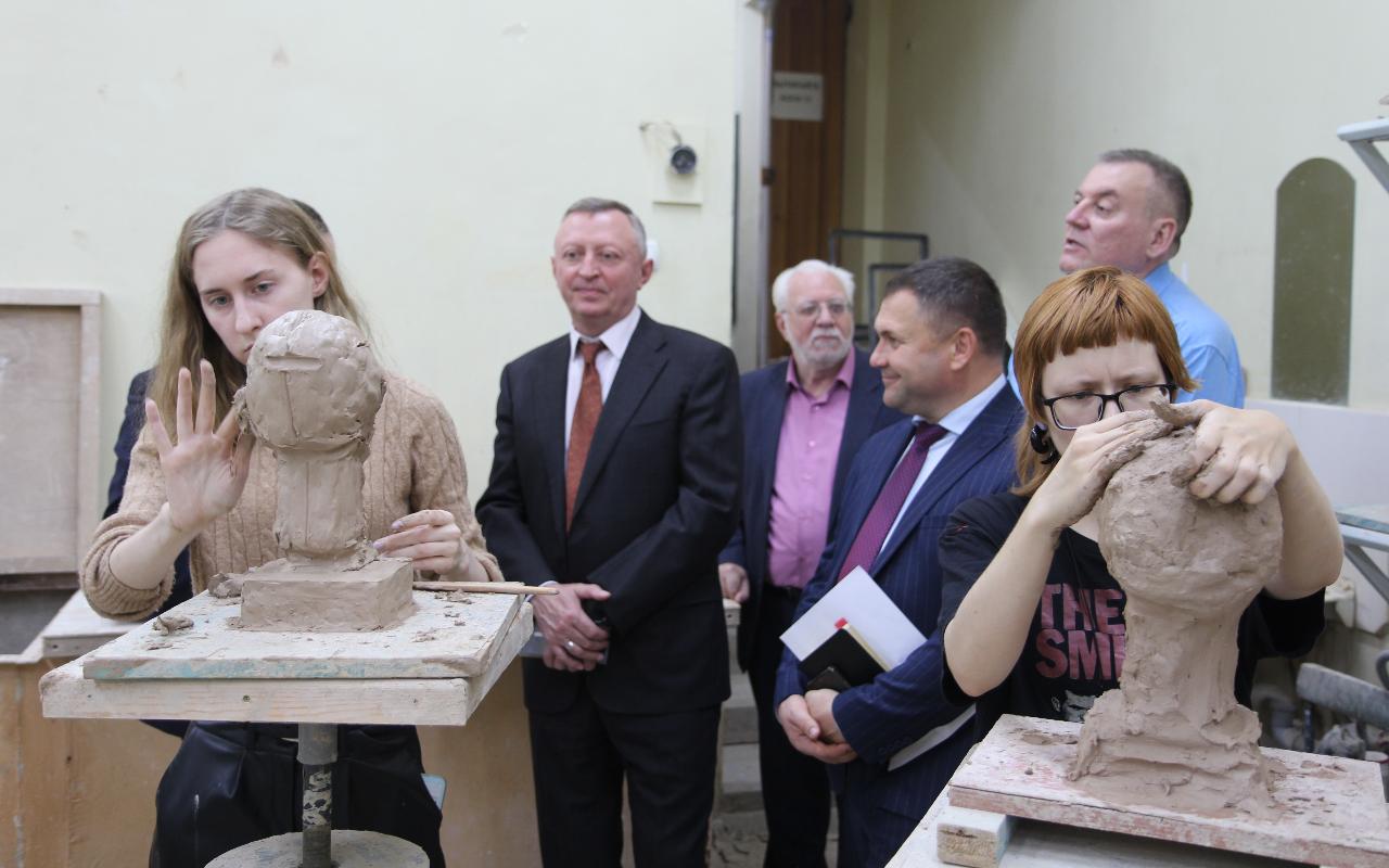 ФОТО к новости: Институт с богатыми традициями: и.о. ректора познакомился с работой ИИ НГПУ