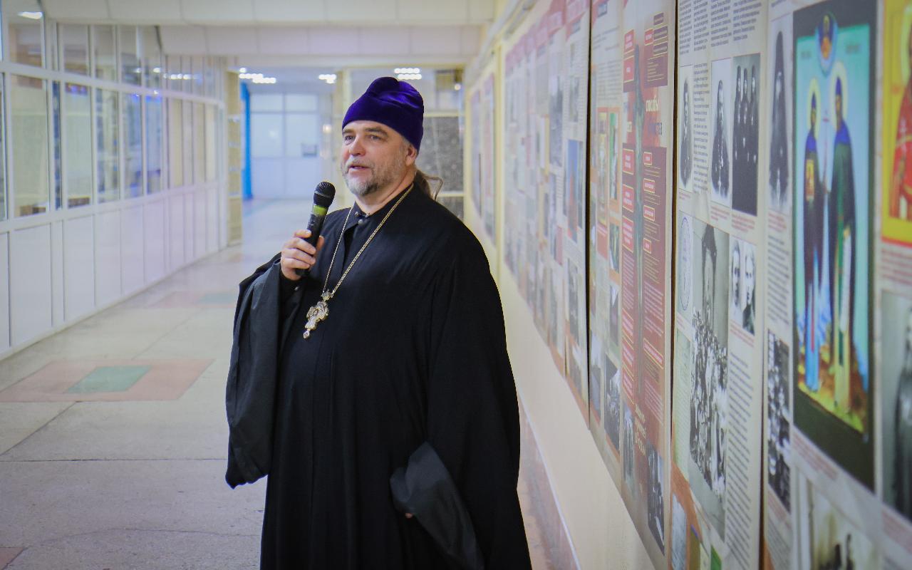 ФОТО к новости: «Русская Голгофа»: в НГПУ открылась выставка о сохранении исторической памяти и духовного подвига XX века