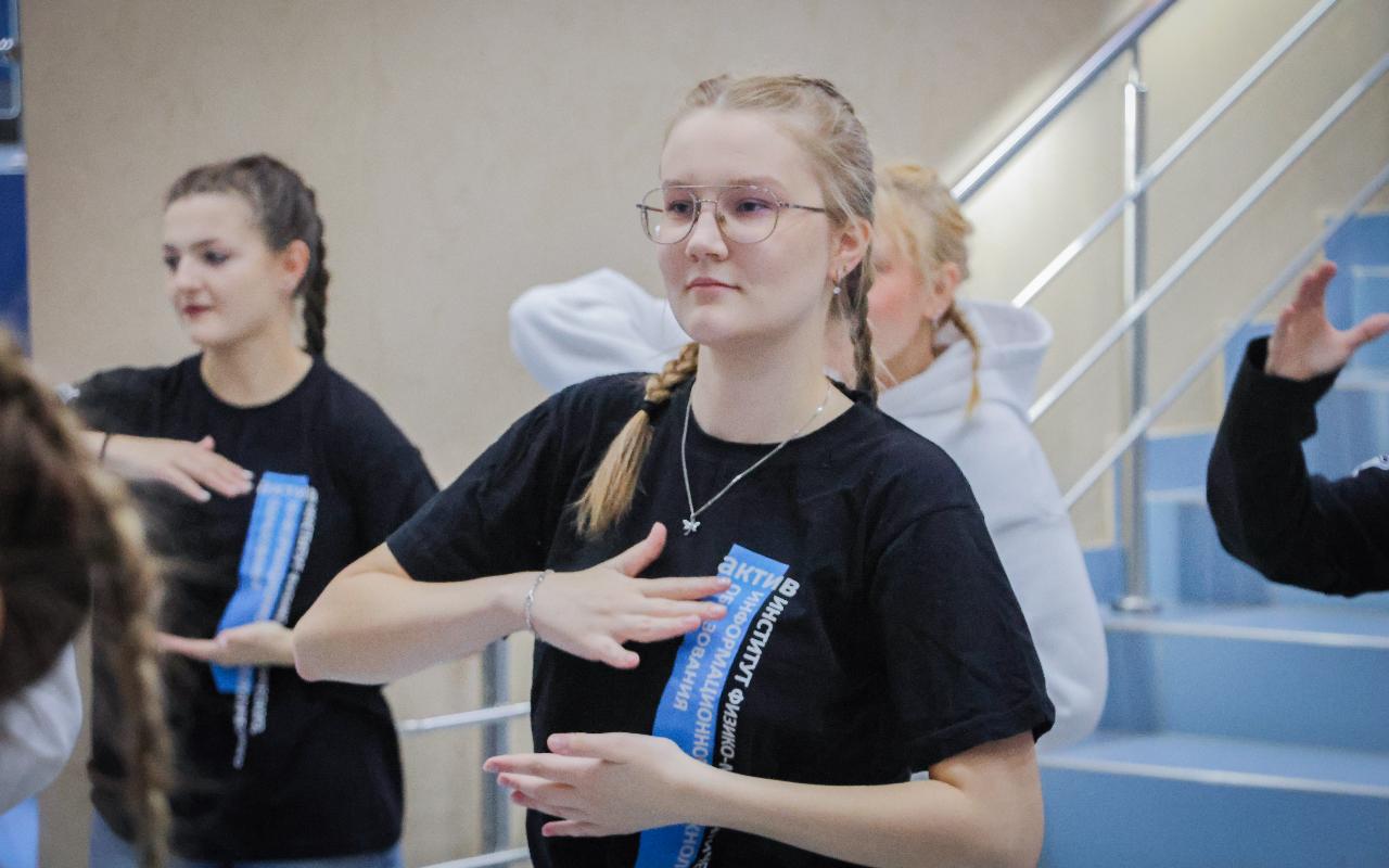 ФОТО к новости: Флешмоб ко Дню учителя в НГПУ