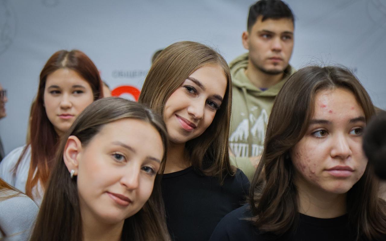 ФОТО к новости: В НГПУ состоялось торжественное поднятие флага Российской Федерации