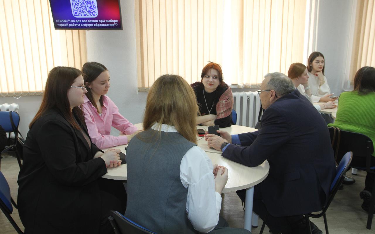 ФОТО к новости: Молодых и креативных выпускников НГПУ ждут в Каргатском районе и городе Обь