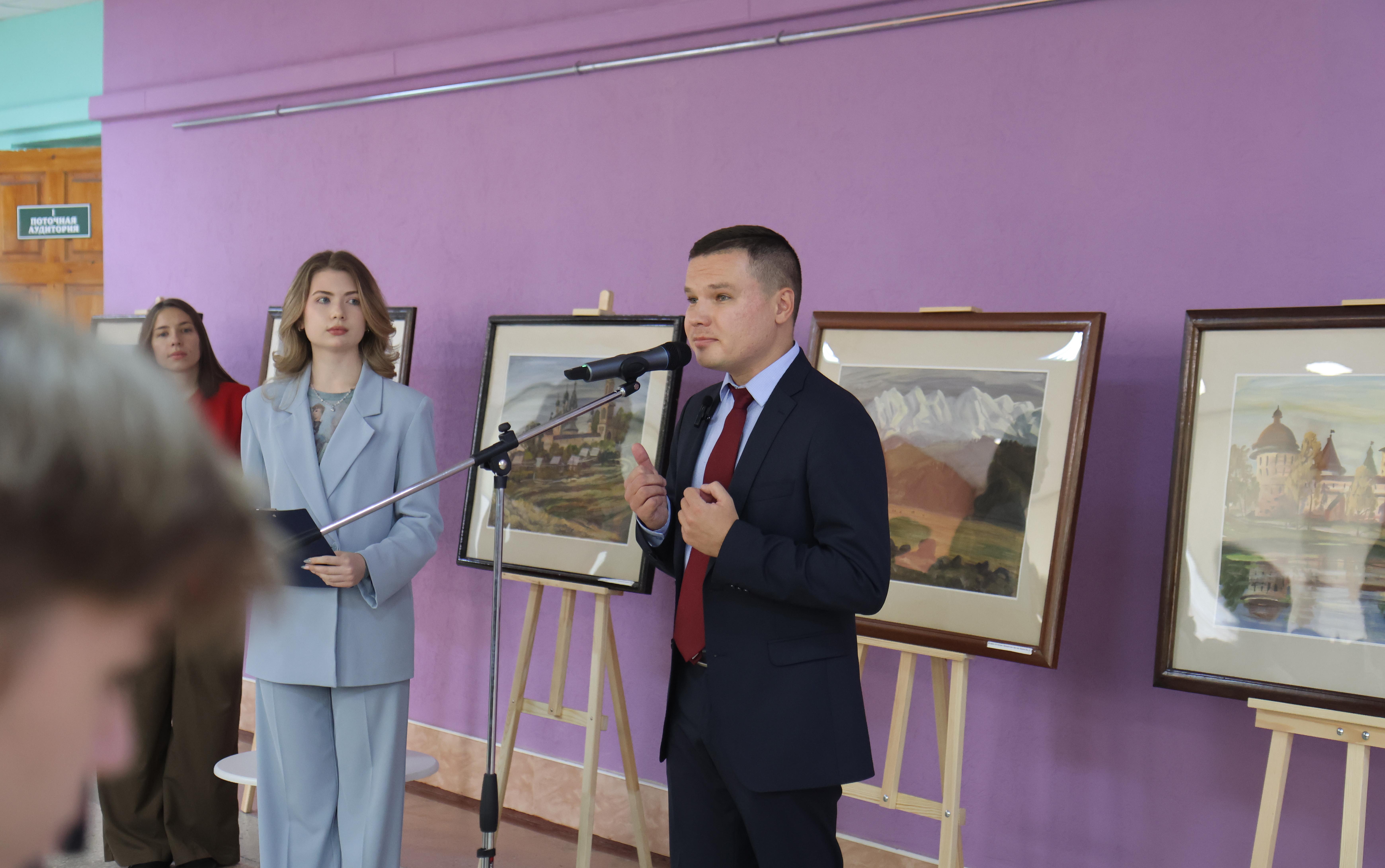 ФОТО к новости: Выставка работ Александра Абрамова – первая экспозиция молодежного пространства «Мой университет – мои знания»